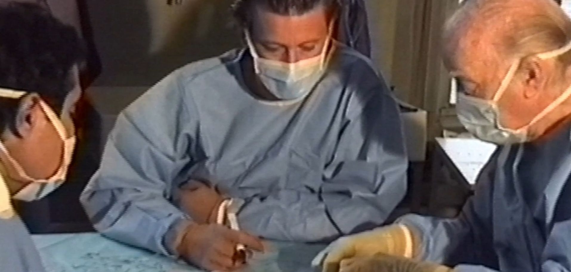 Marco Lanzetta durante il primo intervento riuscito di trapianto di mano al mondo a Lione