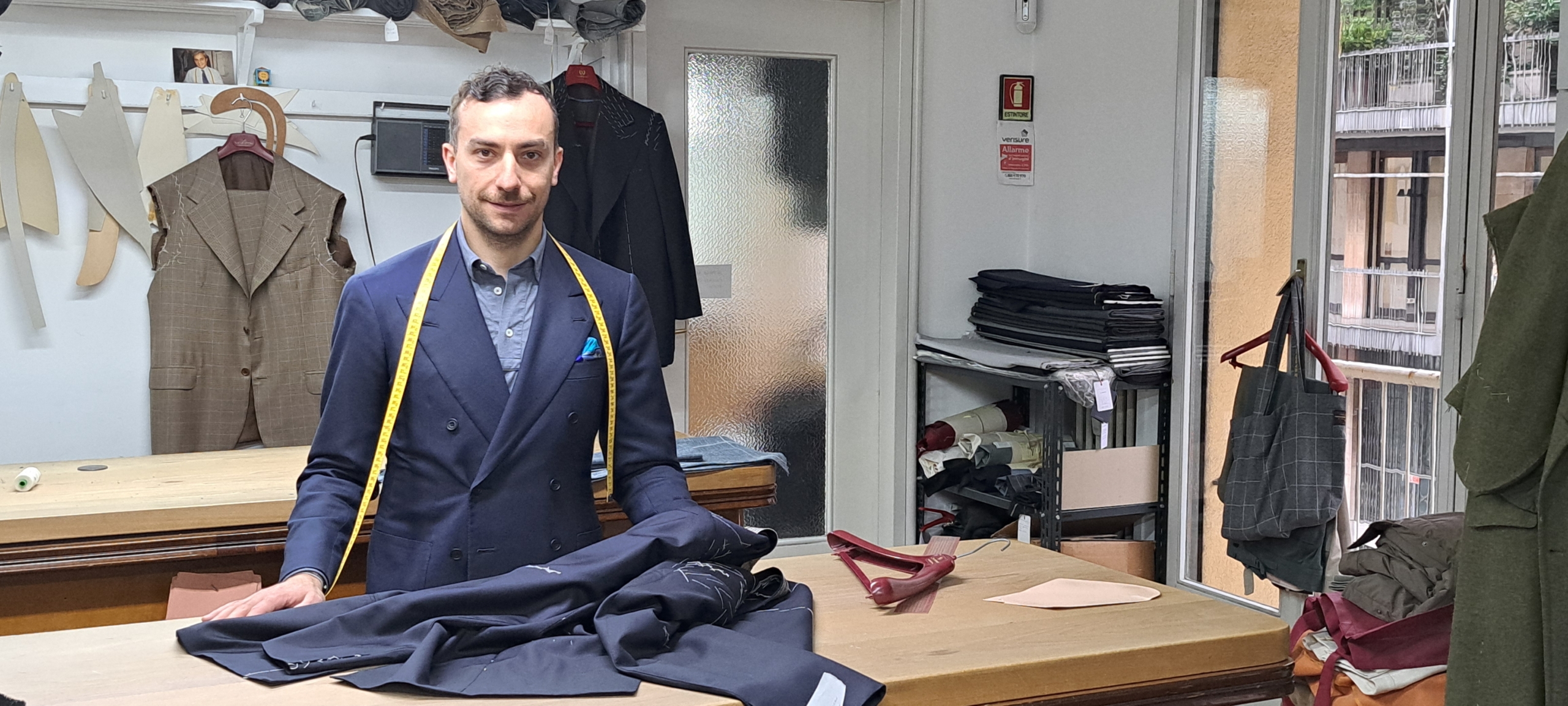 Massimiliano-Andreacchio-bancone-atelier-Sartoria-Caraceni